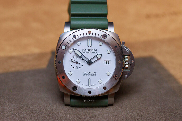 Panerai-Submersible-QuarantaQuattro-Bianco-PAM01226-Horas-y-Minutos-1-1024x683