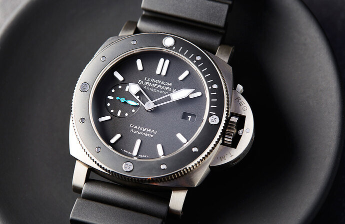 Panerai-Luminor-Submersible-1950-Amagnetic-3-Days-Automatic-Titanio-PAM-1389-8-845x550@2x