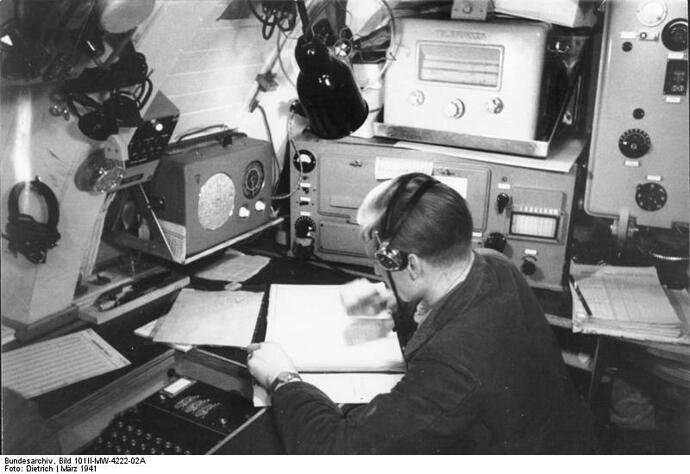 Bundesarchiv_Bild_101II-MW-4222-02A,__Enigma__auf_U-Boot_U-124
