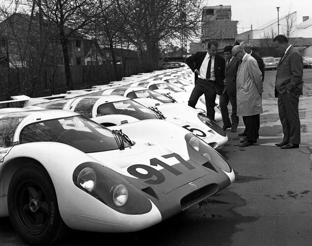 917s_op_een_rij_met_piech-364124440-574615104