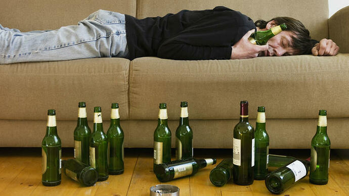 hombre-conbotellas-de-alcohol_2