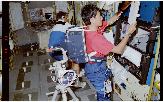 s47-201-004-sts-047-visual-stability-sts-47-ps-mohri-sets-up-experiment-7af631-1600