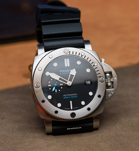 Panerai-Submersible-QuarantaQuattro-PAM01229-Horas-y-Minutos-1