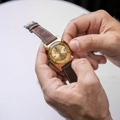 1650-VW-Aquastar-Gold-wrist-1024x1024