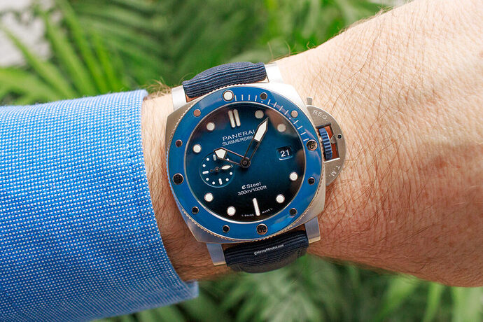 Panerai-Submersible-QuarantaQuattro-ESteel-Blu-Profondo-Horas-y-Minutos-1-1024x683