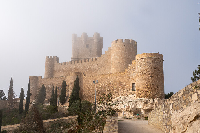 Castillo de la Atalaya de Villena un dia de niebla