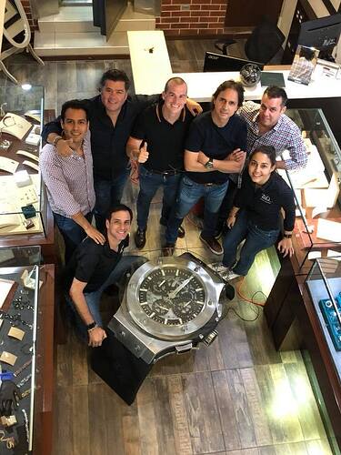 reloj mesa y grupo personas