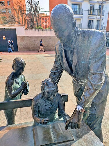 lub-estatua profesores con reloj