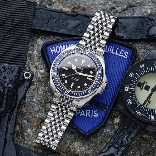 diving-watch-monnin-case-diver-200-mecaquartz-black-dial-blue-bezel-steel-bracelet-HGP-23-D2M-001-04-BOR-STL