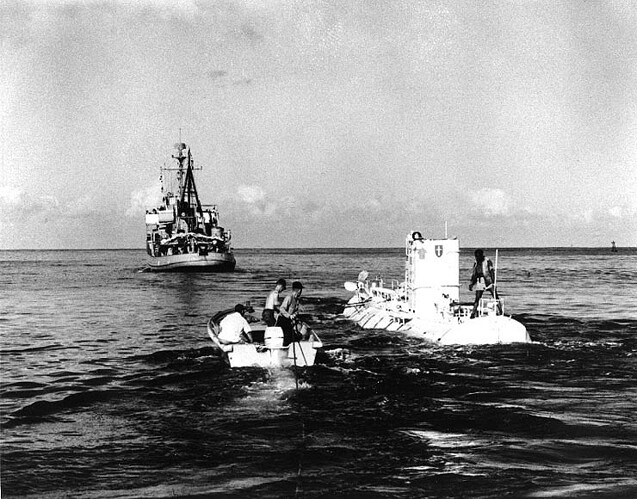 Bathyscaphe_Trieste_beforedive