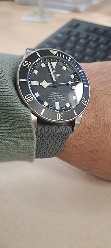 1000132900