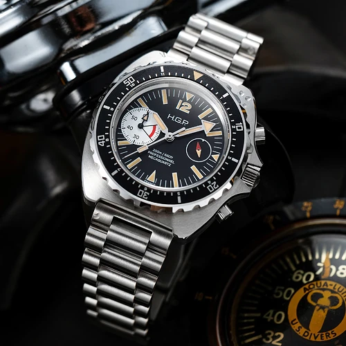 HGP-200m-chronographe-mecaquartz-vintage-lum-black-dial-black-bezel-3-links-25-H2CM-003-3LK-STL-in-situ