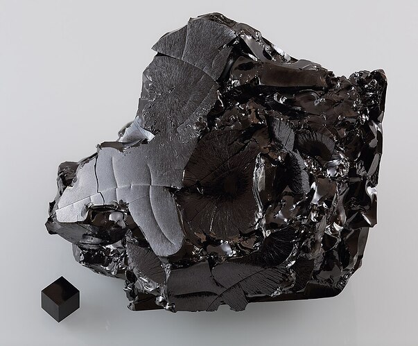 Glassy_carbon_and_a_1cm3_graphite_cube_HP68-79