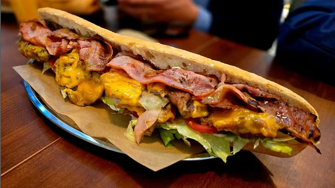 uno-bocatas-favoritos-clientes-pollo-brasa-queso-cheddar-bacon-salsa-secreta_98