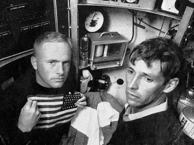 Don-Walsh-Jacques-Piccard-dentro-Trieste