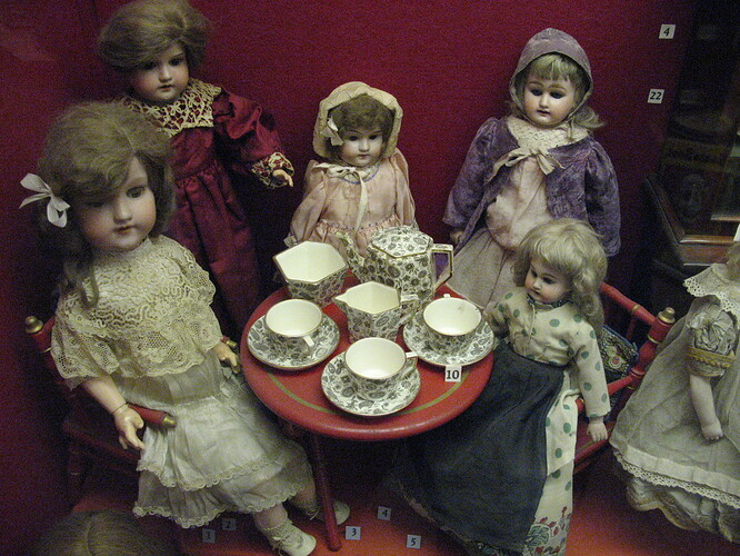 Arrangement_of_Dolls_at_Museum_of_Childhood,_Edinburgh