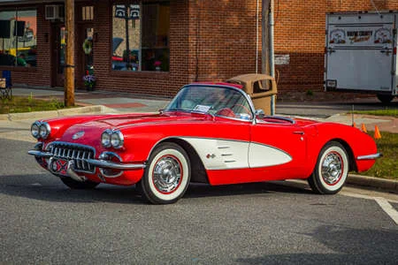153968019-jesup-ga-17-de-marzo-de-2018-vista-de-cerca-de-un-chevrolet-corvette-de-1960-en-el-show-de-autos